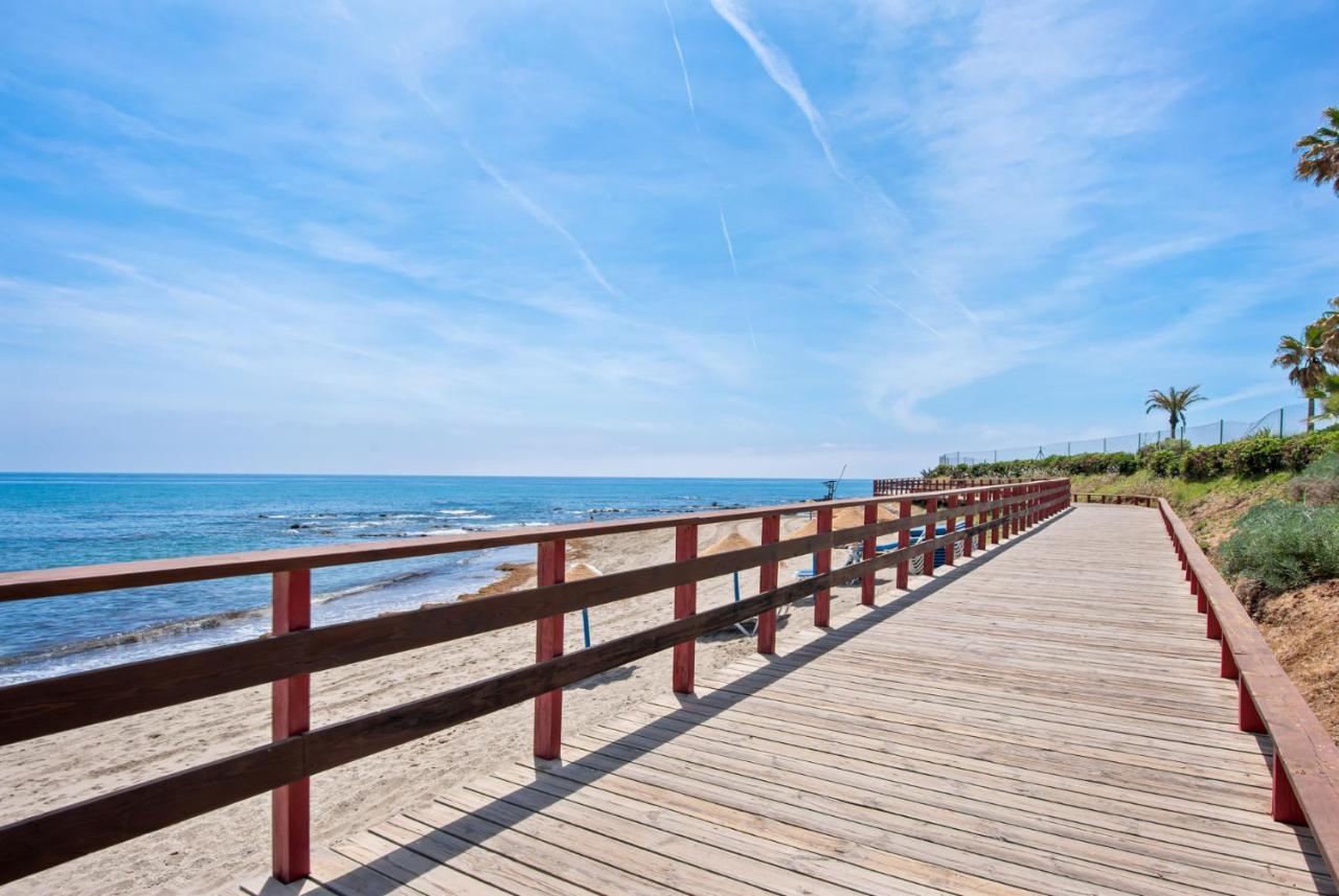 Frontline Beach Apartment Miraflores Sitio de Calahonda Exterior photo